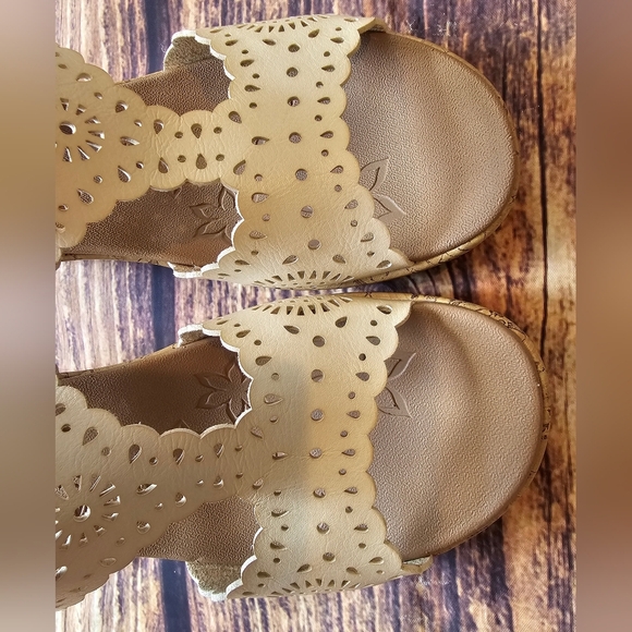CALI from SKECHERS Size 9 Luxe Foam Wedge Laser Cut Extreme Comfort Shoes Cream - Picture 5 of 8
